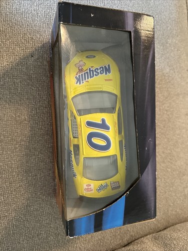 HOT WHEELS RACING # 10 NESQUICK 1:24 SCALE DIECAST CAR - NIB  - Bild 2 von 3