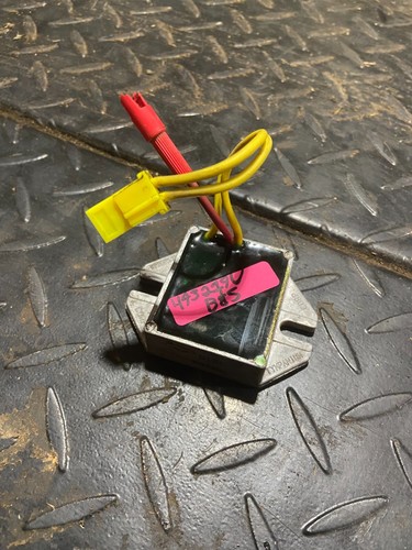 Briggs and Stratton Voltage Regulator 493219 - Picture 1 of 4