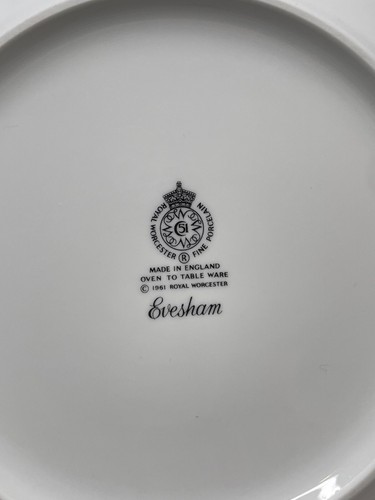Royal Worcester 1961's Porcelain Evesham Pattern Gold Rim Dinner Plate. Set of 2 - Picture 5 of 7