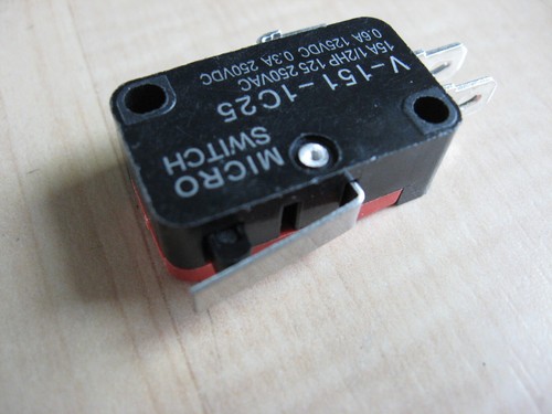Lot (2) Micro Limit Switch V-151-1C25 with 5/8" 16mm Lever 15A 125/250VAC #E67K - Picture 2 of 8