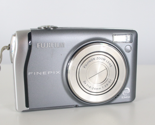 FUJIFILM FINEPIX F40fd 8.3MP Digital Compact Camera w/ Instructions - MWD - Picture 2 of 8