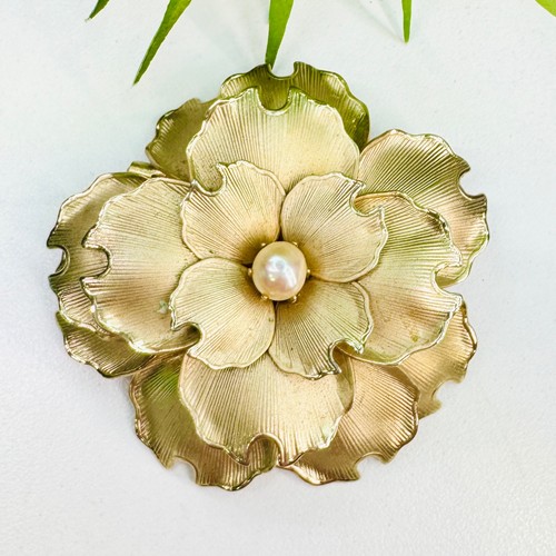 Vintage 60's Brushed Gold Tone Faux Pearl Layered Flower Brooch - Picture 5 of 8
