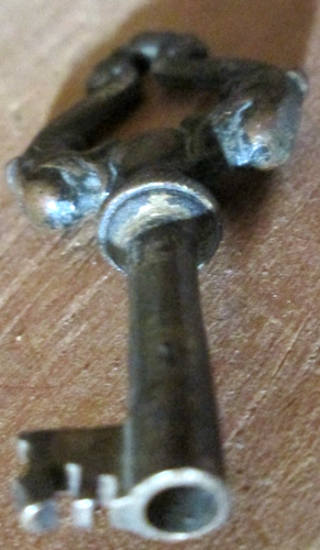 ANTIGUA LLAVE ESQUELETO DOBLE DELFINES LATÓN BARRIL ABIERTO, 2 1/4"x1 1/16", USADA - Imagen 3 de 3