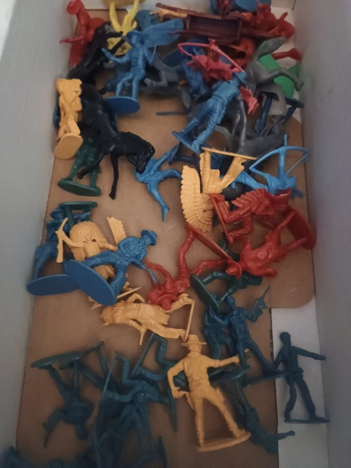 Lote Mixto 100+ Plástico Vaqueros e Indios Ejército Soldados Caballos Canoa Carpa Cerca Foto 3 de 4