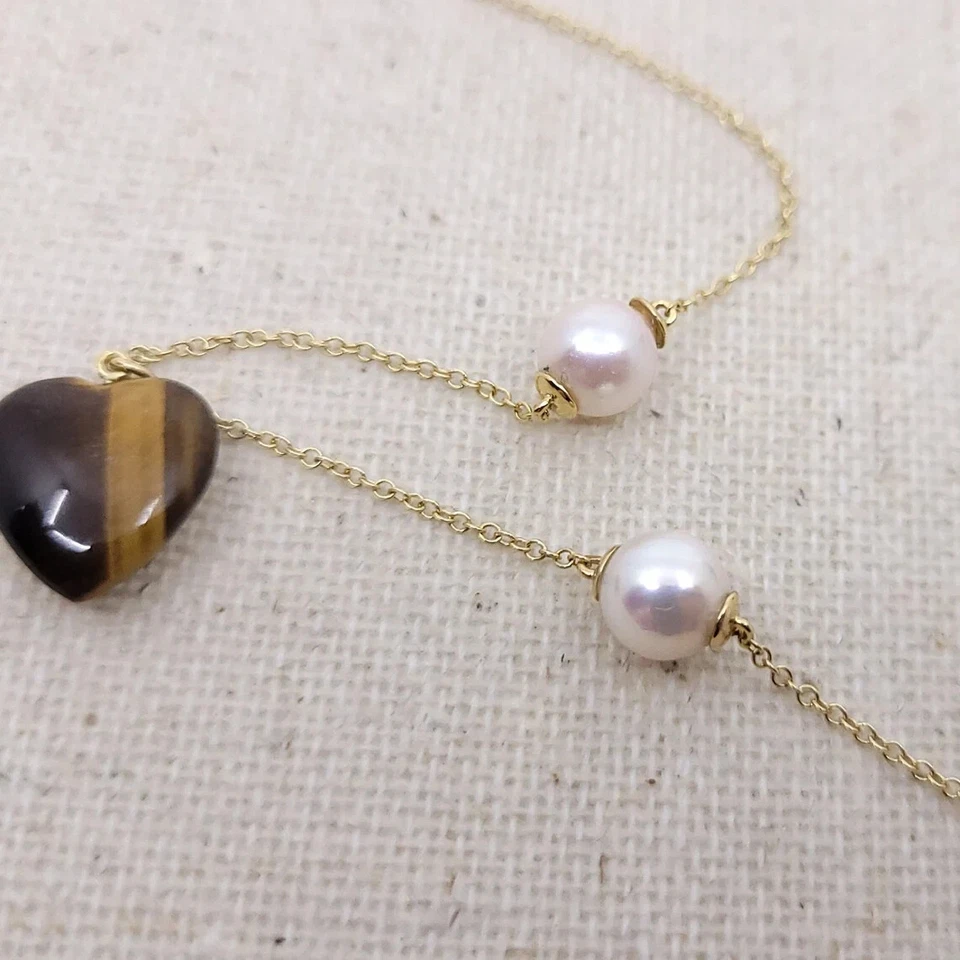 Pulsera de oro macizo de 18k con perla cultural redonda de 6 mm y corazón ojo de tigre de 12 mm Foto 3 de 4