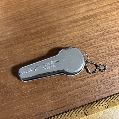 Vintage Rare Disney Miley Cyrus Hannah Montana Microphone Tin Keychain. Used - Picture 3 of 3