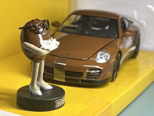 Jada 1:24 Brown M&M's Figure & Porsche 911 Turbo Diecast Model 34624 Hollywood 