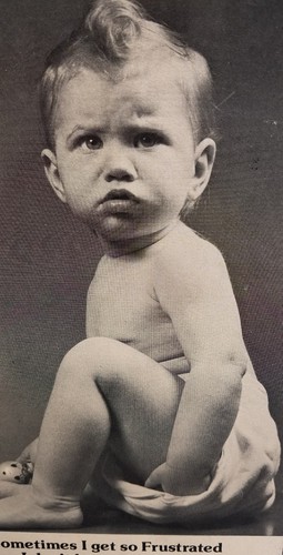 1977 C.M. Paula Constance Geländer Wandrelief Frustriertes Baby Foto an Bord - Bild 2 von 5
