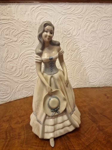 Large Tengra Porcelain Spanish Lady - Picture 2 of 24