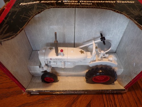 2000 Ertl 1:16 IH Farmall Super A White Demonstrator Tractor, #14052A, Used - Picture 8 of 17