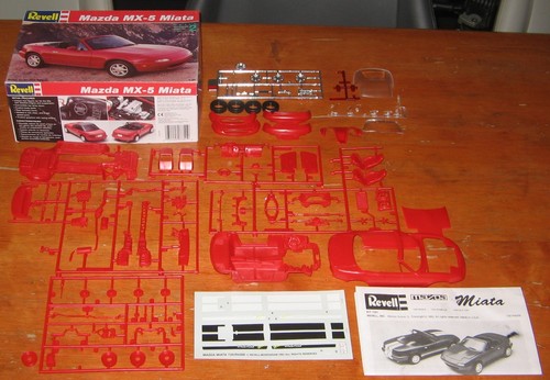 Revell Mazda MX-5 Miata 1/24 Kit # 7351 Unbuilt Original 1993 Issue in Box - Picture 2 of 8