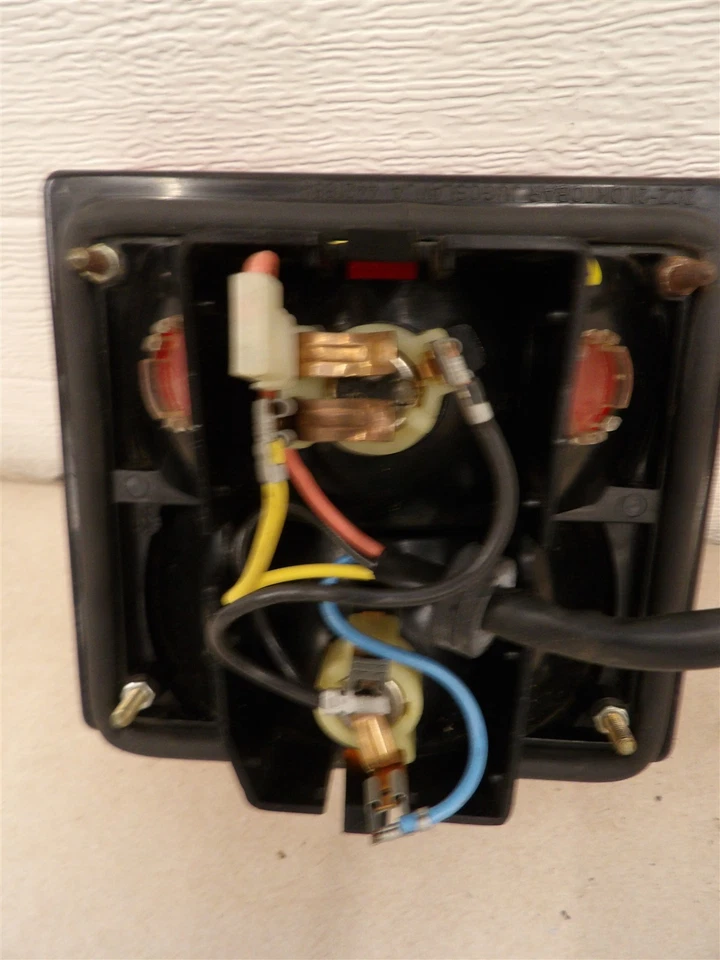 RH PASSENGERS SIDE TAILIGHT LAMP ASSEMBLY YUGO GV 1986-1991 带琥珀色转向灯 — 第 4/4 张图片