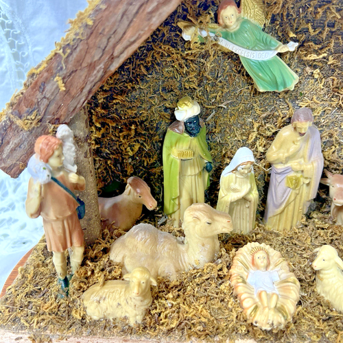 Vintage Nativity Set with Manger Bark Roof Stable & 12 Plastic Figures 10” MCM - Picture 3 of 9
