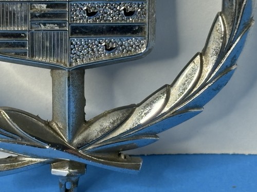 Vintage Cadillac cappuccio ornamento distintivo emblema logo corona parte auto OEM ORIGINALE - Foto 5 di 17