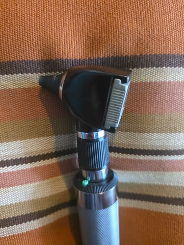 Welch Allyn 25020 Otoscope Head with 71670 Rechargeable With Battery Handle - Picture 3 of 8