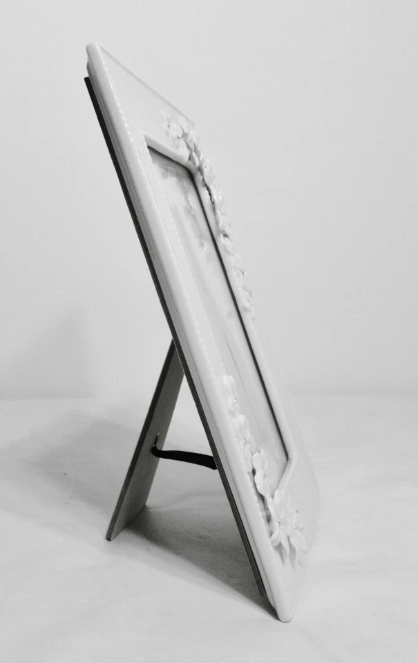 NUEVO EN CAJA MARCO DE FOTOS ROMANO, INC. PORCELANA ESMALTADA BLANCA FLORAL Y DIAMANTES DE IMITACIÓN 5" X 7" Foto 3 de 4