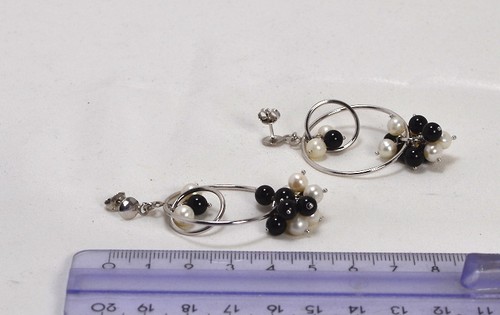 ORECCHINI IN ARGENTO 925 A CERCHIO CON ONICE E PERLE D'ACQUA DOLCE AGHT 0514 - Foto 3 di 3