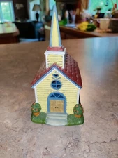 Lang & Wise Town Hall Collectible Valley Church #28509701  Yr 1998 Yellow