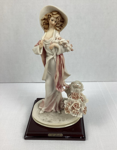 B. Merli Porzellan Figur Mädchen mit Blumenstrauß & großem Blumenkorb