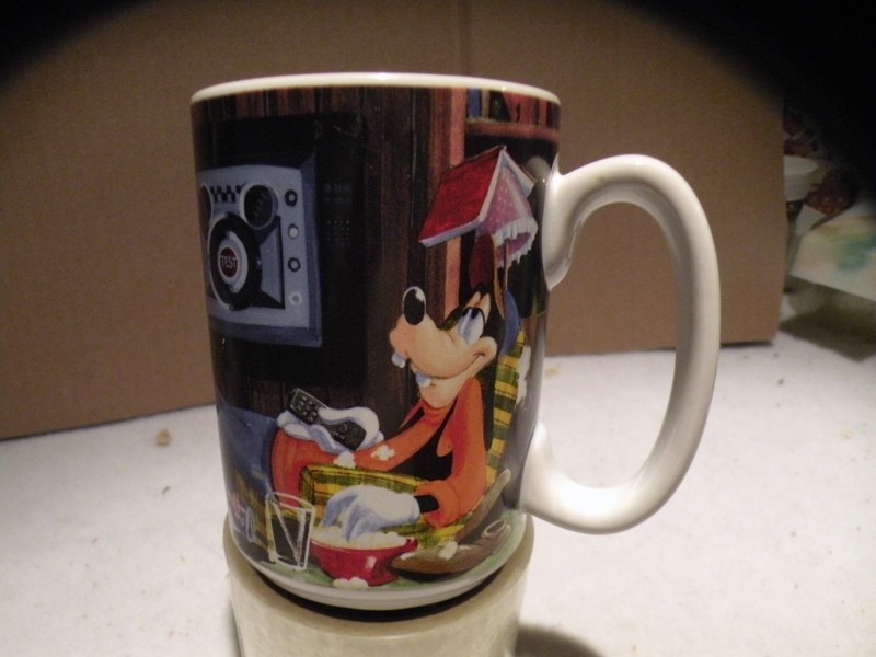 DISNEY GOOFY COFFEE MUG '' I'M LIVING PROOF IT'S GOOD TO BE A GOOF'' NEW