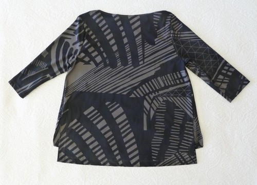 Top PORTO SF Negro Gris Tejido Abstracto Geo Asimétrico Dobladillo Línea A Reeva 3 M/L $276 - Imagen 9 de 10