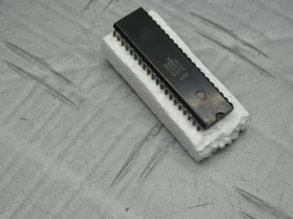 Mostek MK3880N 40-Pin Computer Chip 8047080 / 8045 - Image 4 of 4