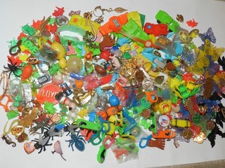 VINTAGE GUMBALL VENDING PRIZE CHARMS 350+ PIECES HUGE LOT RETRO TINY TOYS