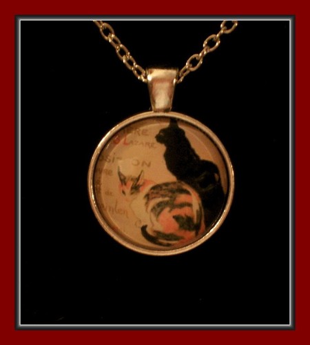 BEAUTIFUL FRENCH CATS - SILVER PLATED ROUND PENDANT WITH CHAIN - Picture 2 of 3
