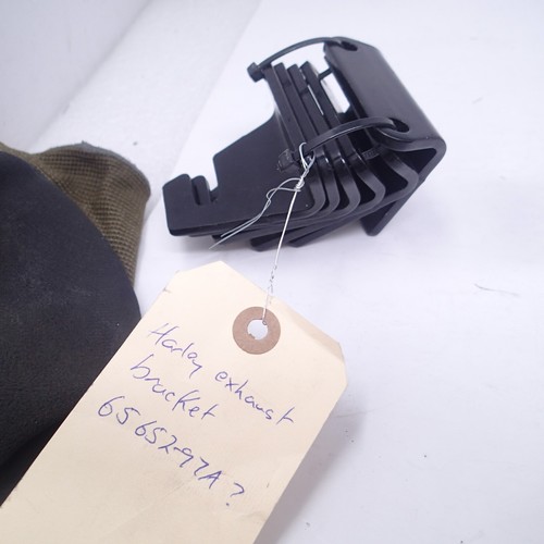 Harley Davidson oem Exhaust Pipe Bracket #65652-97 - Picture 2 of 2