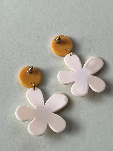 Round Mustard Plastic Disk w Cream & Lavender Daisy Flower Dangle Post Earrings - Picture 5 of 7