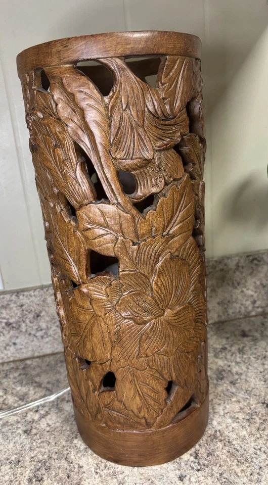 Hermosa lámpara tallada floral decoración de cabina rústica Foto 2 de 4