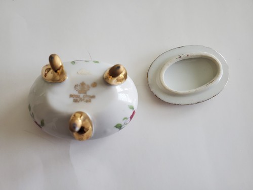 Vtg Royal Crown Mini Oval Footed Trinket Box Floral Gold Trim - Picture 6 of 7