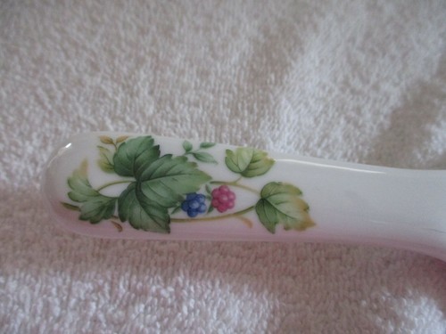 Andrea By SADAK Vintage Porcelain Cake/Pie Server - Berries w/Greenery Pattern - Picture 3 of 5