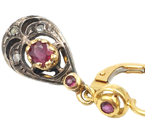 ORECCHINI PENDENTI STILE ANTICO ORO 18K E ARGENTO CON RUBINI E ROSETTE DIAMANTE - Foto 10 di 13