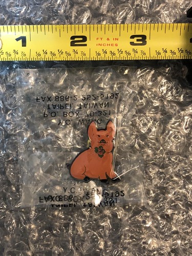 Vintage silberfarben rosa und schwarz Emaille Schwein mit einer Blume Tac Hut Anstecknadel - Bild 1 von 2