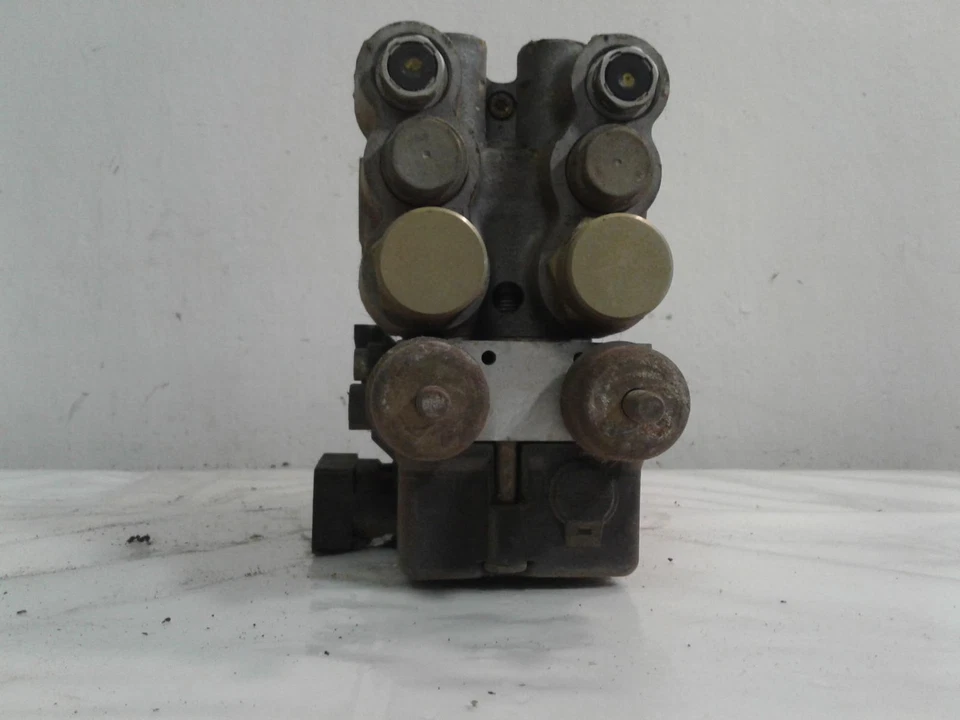 Conjunto de bomba y motor ABS usado se adapta a: Chrysler New Yorker 1996 (tracción delantera) conjunto con Foto 2 de 4