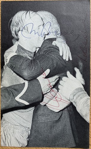 SIR MATT BUSBY, SIR BOBBY CHARLTON & PAT CERAND signierte Buchseite Foto Mann Utd - Bild 1 von 5