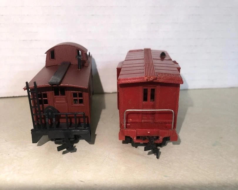 Marx 3903 Union Pacific  + A.H.M. 1035 A.T & S.F. Caboose Train Vtg HO lot of  2 - Image 2 of 4