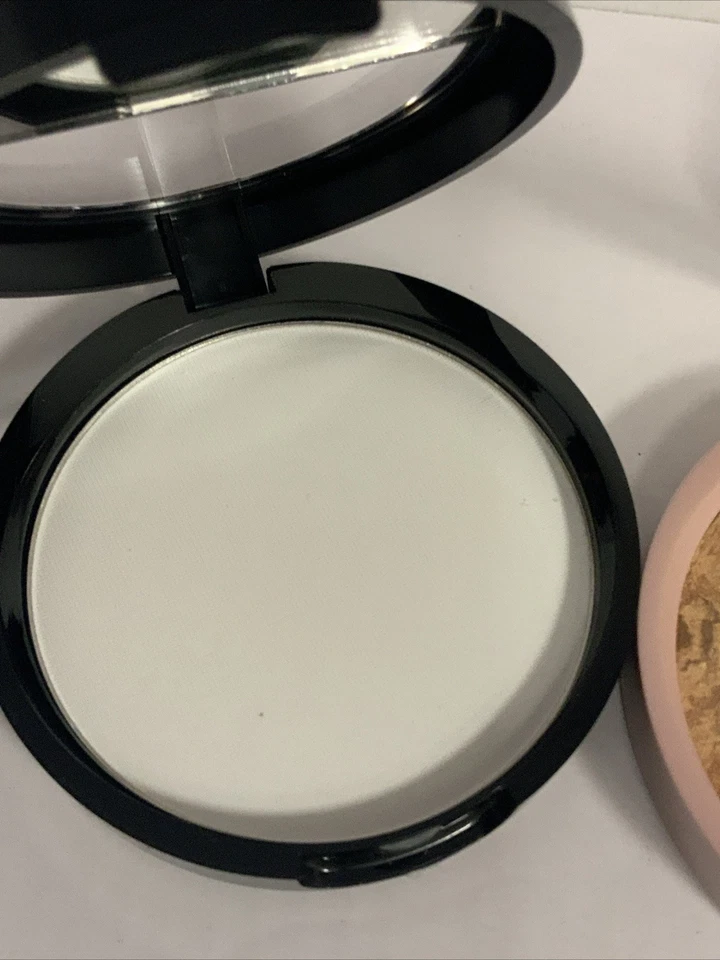 Laura Geller MATTE MAKER Invisible Oil Blotting Powder & Balance N Brighten Deep - Image 3 of 4