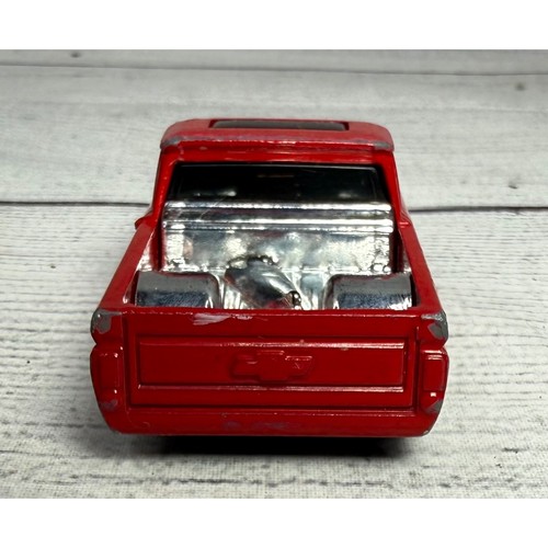 Camioneta Chevy Hot Wheels HW Hot Trucks exclusiva personalizada '62 en rojo - Imagen 4 de 6