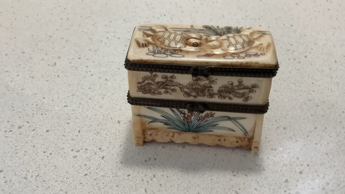 VINTAGE CHINESE TWO TIERED BOVINE HAND ETCHED TURTLES /FLORAL TRINKET BOX - Video 1 von 1