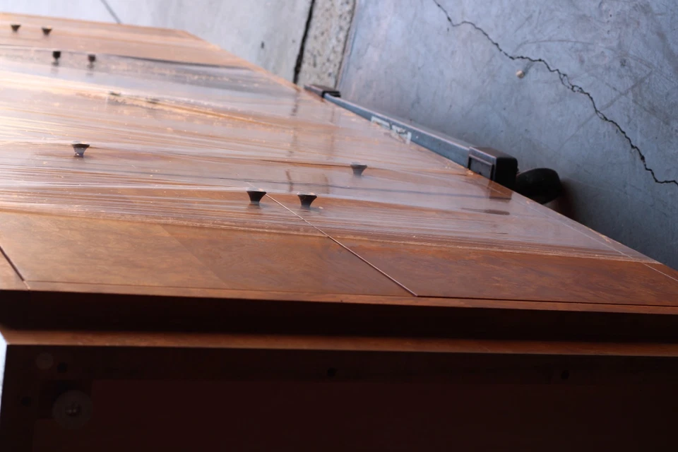 Dos gabinetes de bar auténticos a juego Henredon Scene 2 madera burlada oliva tamaño king Foto 2 de 4