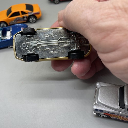 Hot Wheels 1/64 Miscellaneous Lot Of 4 Cars And 1 Truck - Picture 4 of 7