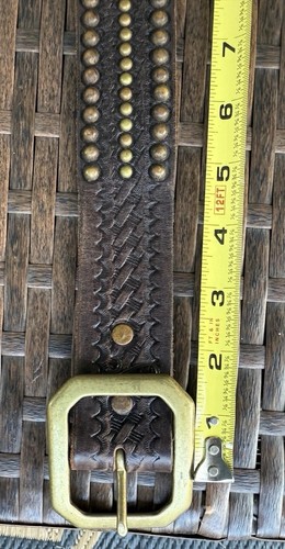 Cinturón de cuero con tachuelas de latón marrón en relieve Joed talla 34 - Imagen 9 de 10