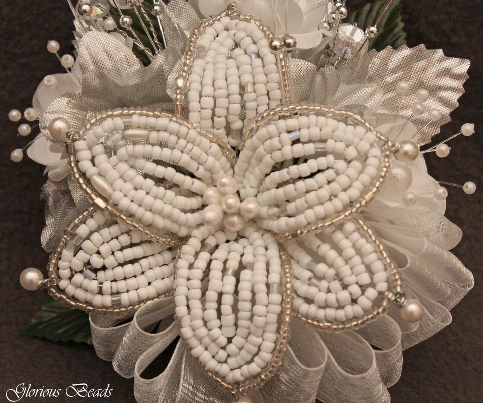 Ramillete Plata Cuentas Lirio Seda Rosas, Cuentas Estrás. Opción Boutonniere Foto 3 de 4