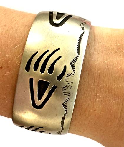 Brazalete Brazalete Brazalete Hopi Superpuesto Pata de Oso Nativo Americano Vintage Firmado 63.56g - Imagen 8 de 14