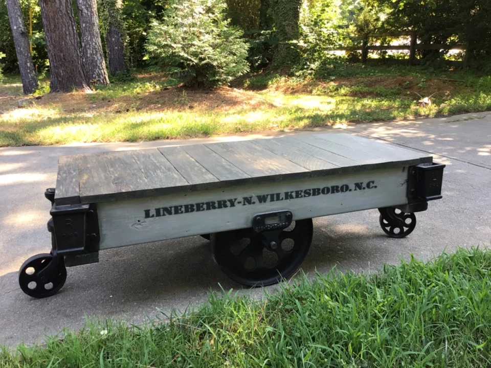 Mesa de centro carro industrial Lineberry gris fundición ferrocarril restaurada Foto 3 de 4