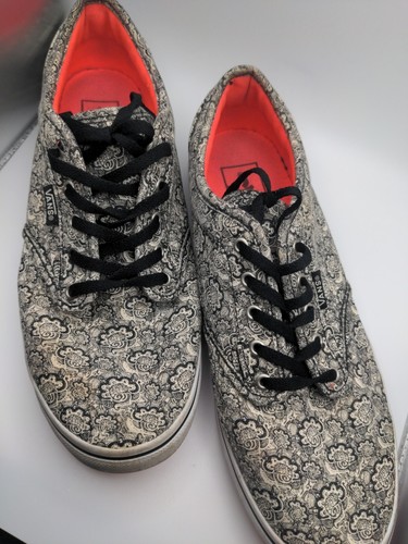Tenis para mujer VANS - blancas y negras con plantilla y base rosa - talla 9 de EE. UU. - Imagen 2 de 4