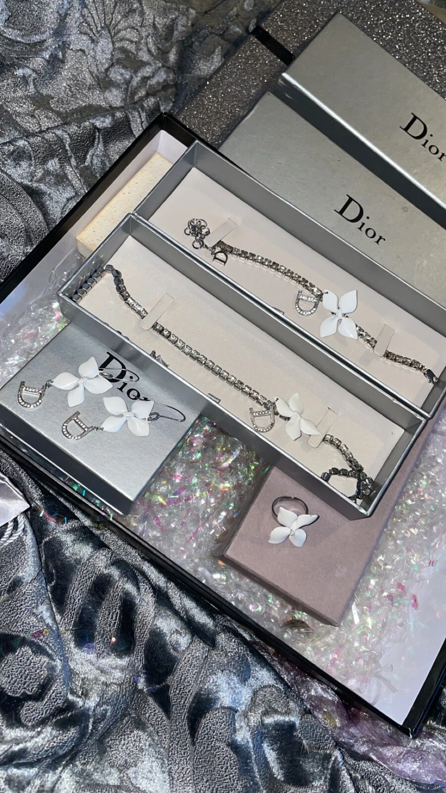 Ensemble de bijoux rares Christian Dior diamants étincelants charme D fleur céramique