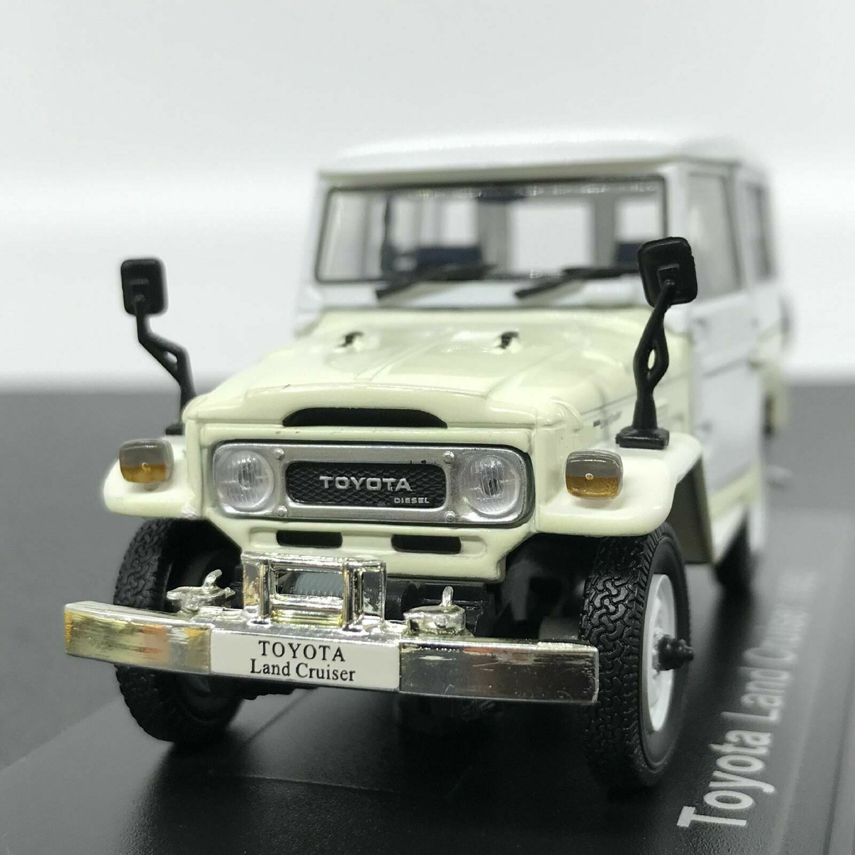 Mini Car Toyota Land Cruiser 1982 White 1/43 Scale Box Display